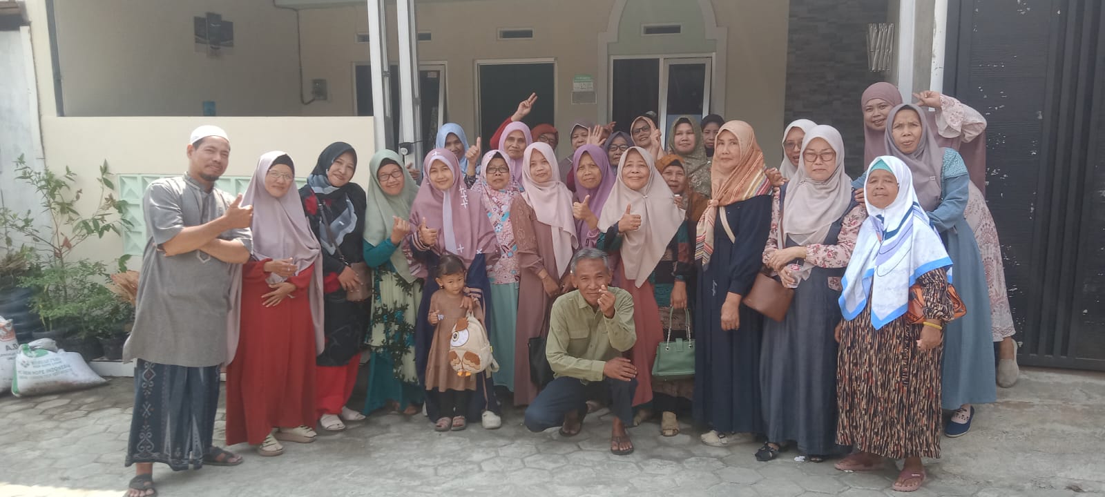 Keluarga Besar Masjid Baitul Muttaqin Bancarkembar Silaturahmi ke Rumah Ustadz Ahmad Mubassir